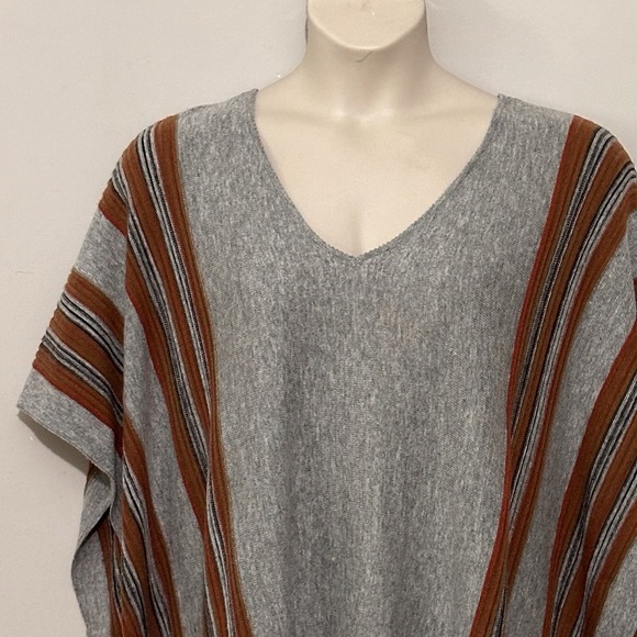 Mystree Womens Poncho Sweater OS Gray Cashmere Blend‎ Fringe Boho Hippie Western - Picture 2 of 13